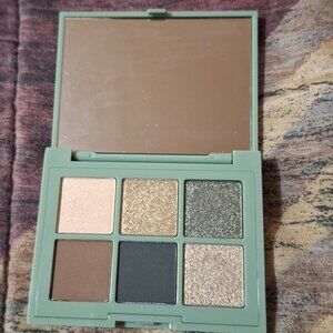 💚 Essence Dancing Green Eyeshadow Palette